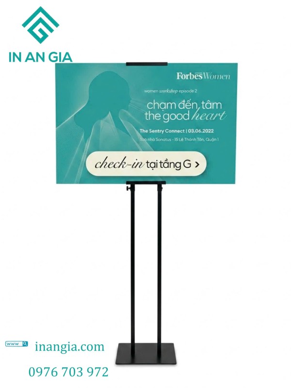 Standee chỉ dẫn check in tầng G cho sự kiện Forbes Women của Xưởng In An Gia