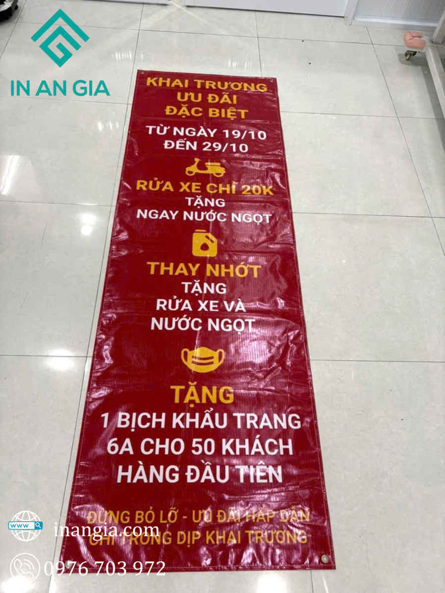 Bạt quảng cáo khai trương ưu đãi rửa xe thay nhớt in chữ vàng nền đỏ của In An Gia