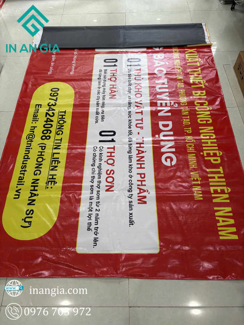 Bạt in quảng cáo tuyển dụng công ty Thiên Nam màu đỏ vàng trắng đặt trên nền gạch men