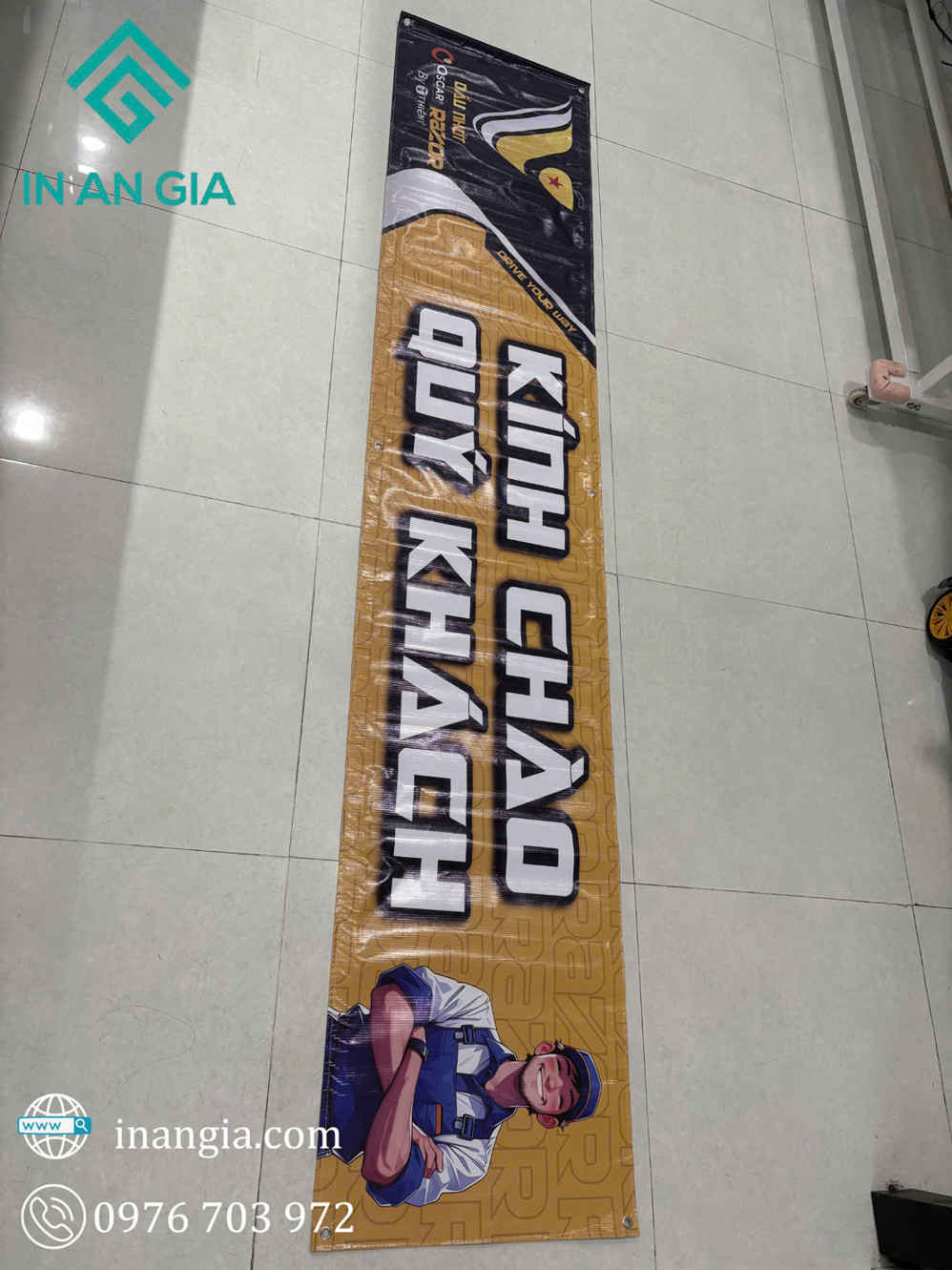 Băng rôn in ấn chữ Kính chào quý khách màu vàng đen kèm hình minh họa nhân viên kỹ thuật
