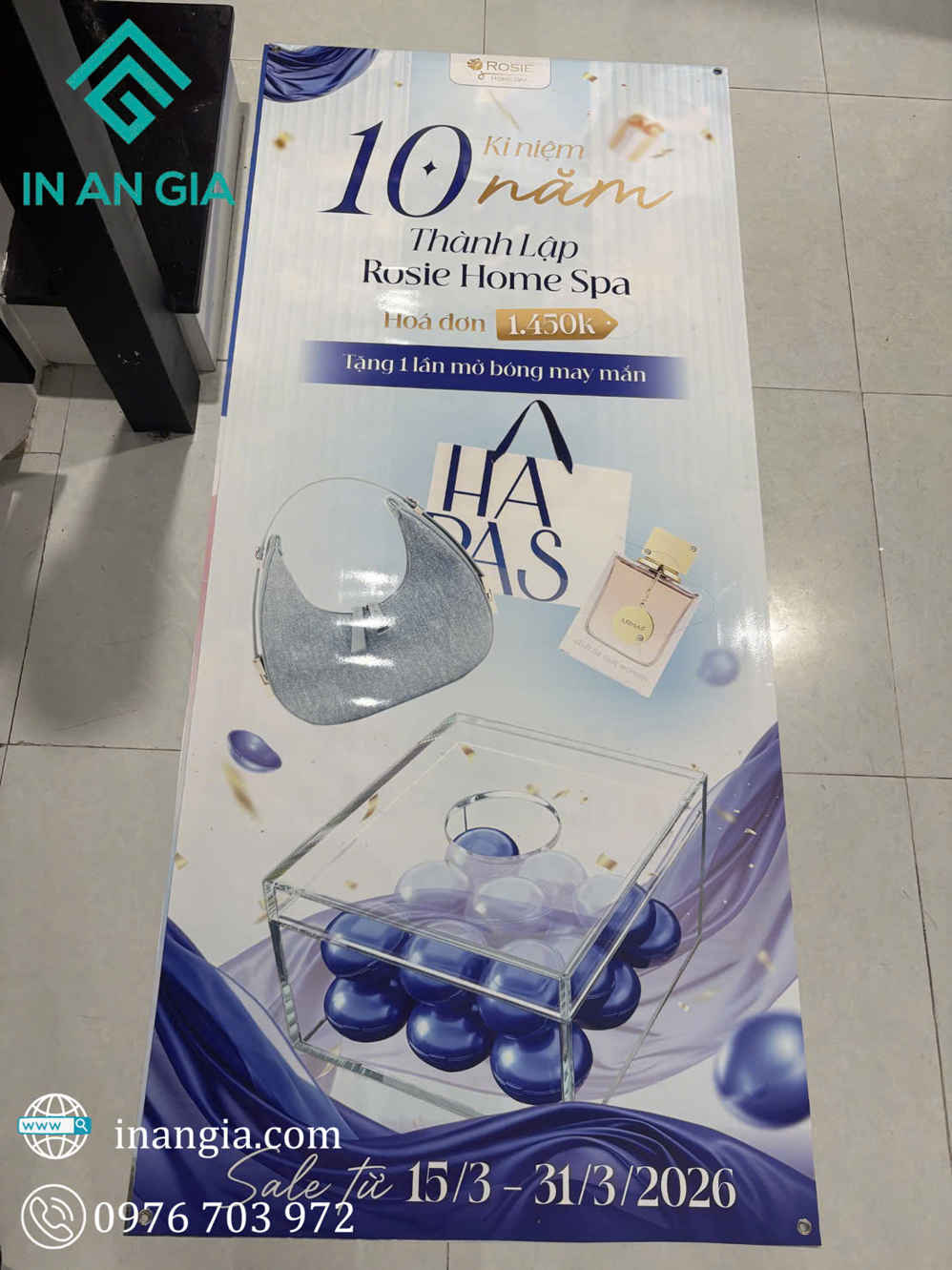 Standee khuyến mãi kỷ niệm 10 năm Rosie Home Spa với hộp quà thủy tinh và bóng tròn màu tím