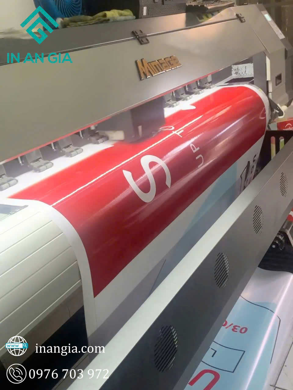 Máy in Mimaki đang in bạt quảng cáo khổ lớn màu đỏ trắng tại xưởng in ấn