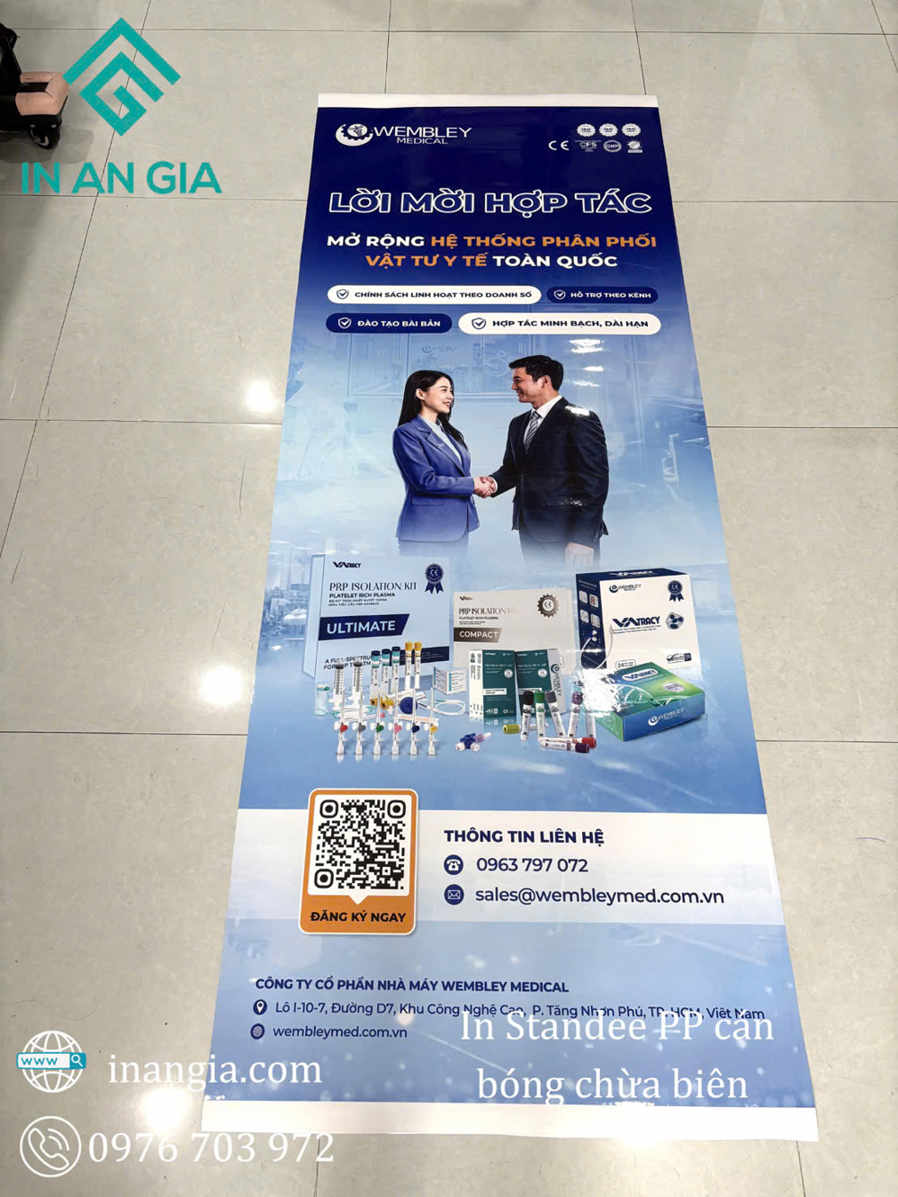 Standee quảng cáo Wembley Medical giới thiệu hợp tác phân phối vật tư y tế và bộ kit xét nghiệm