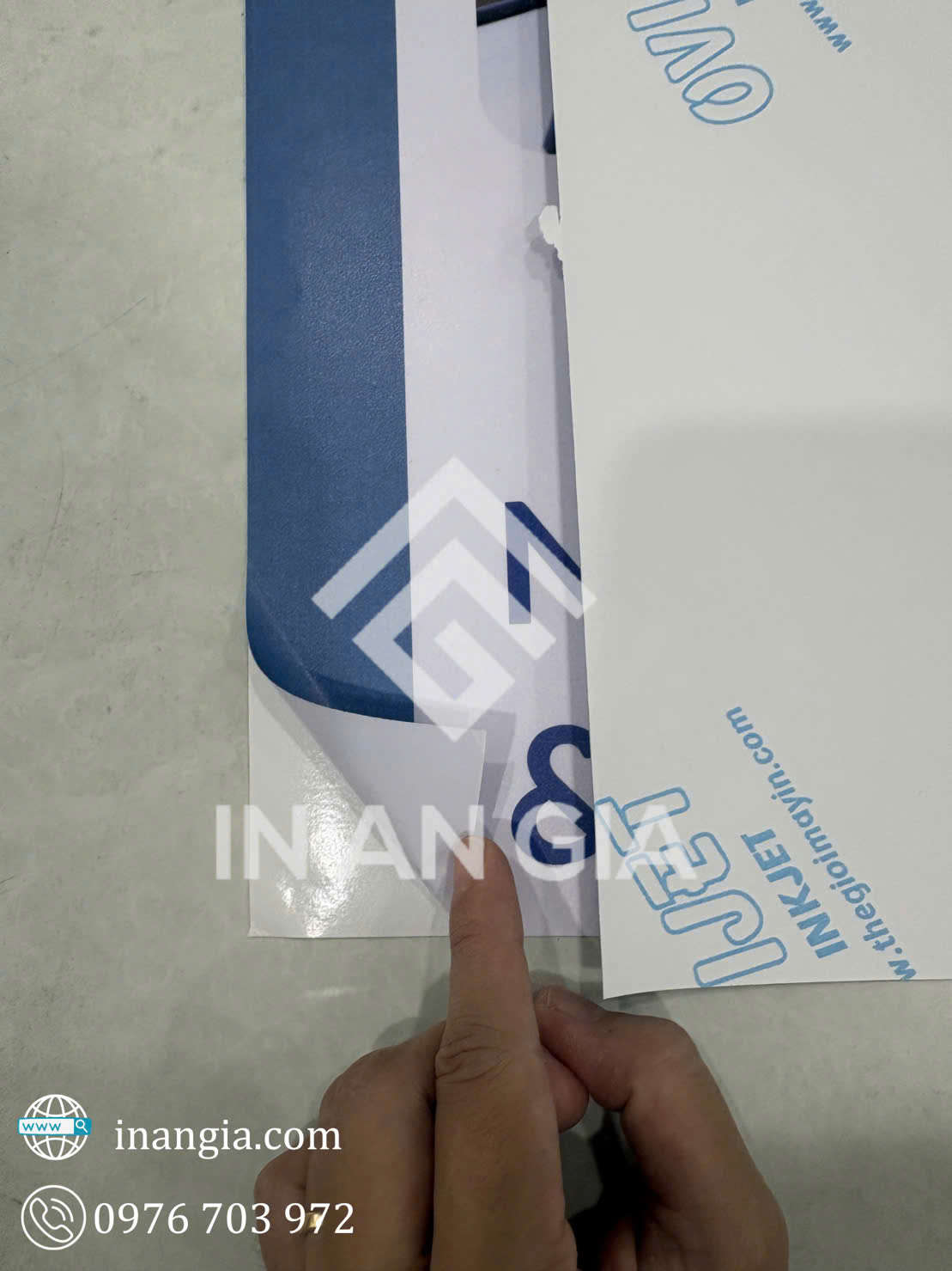 Cận Cảnh lớp decal in màu xanh trắng trên bề mặt, thể hiện chất liệu in ấn decal