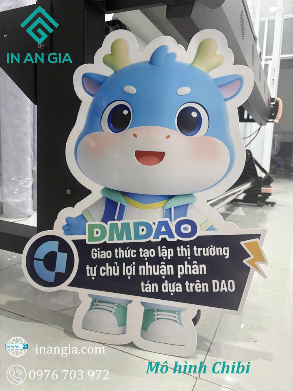 Standee mô hình chibi linh vật DMDDAO màu xanh dễ thương, in quảng cáo dịch vụ tại xưởng in ấn IN AN GIA