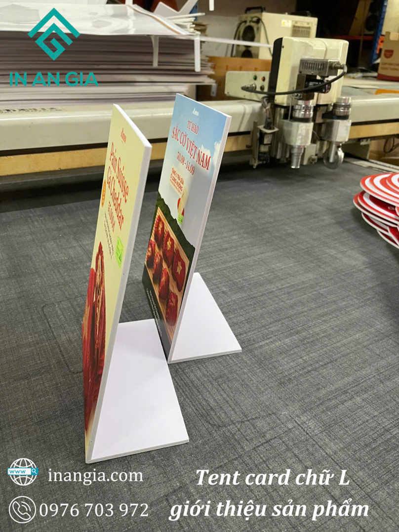 Tent card chữ L trưng bày giới thiệu sản phẩm in ấn trên bàn trong xưởng in An Gia