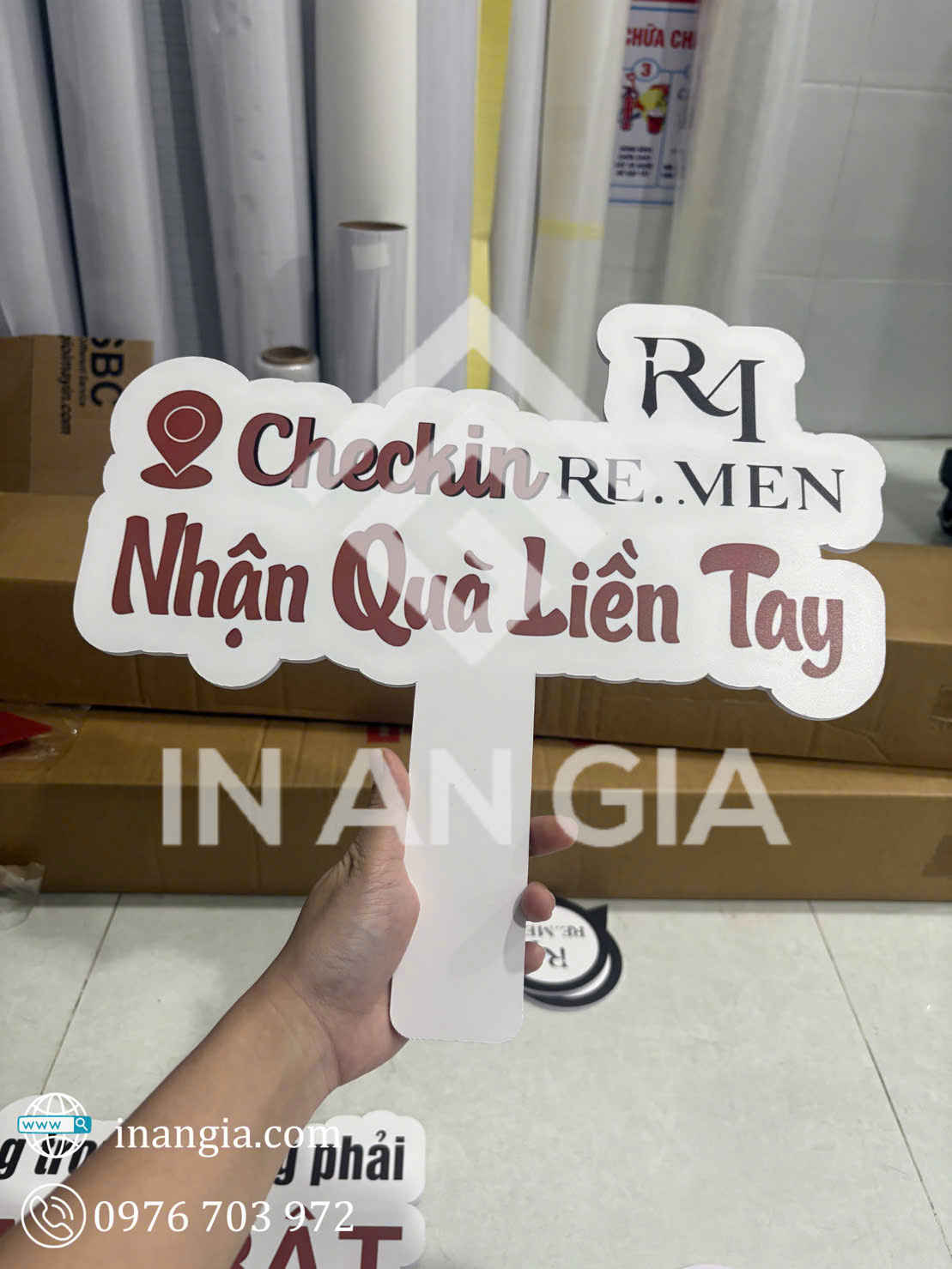 Biển cầm tay checkin nhận quà liền tay thương hiệu Re Men do In An Gia sản xuất