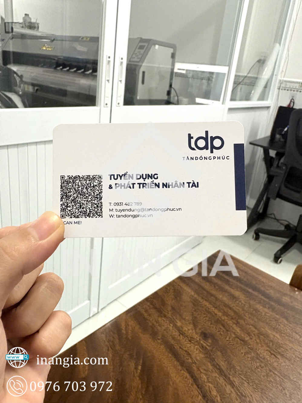 Danh thiếp tuyển dụng Tân Đồng Phúc tdp với mã QR được cầm trên tay trong văn phòng in ấn