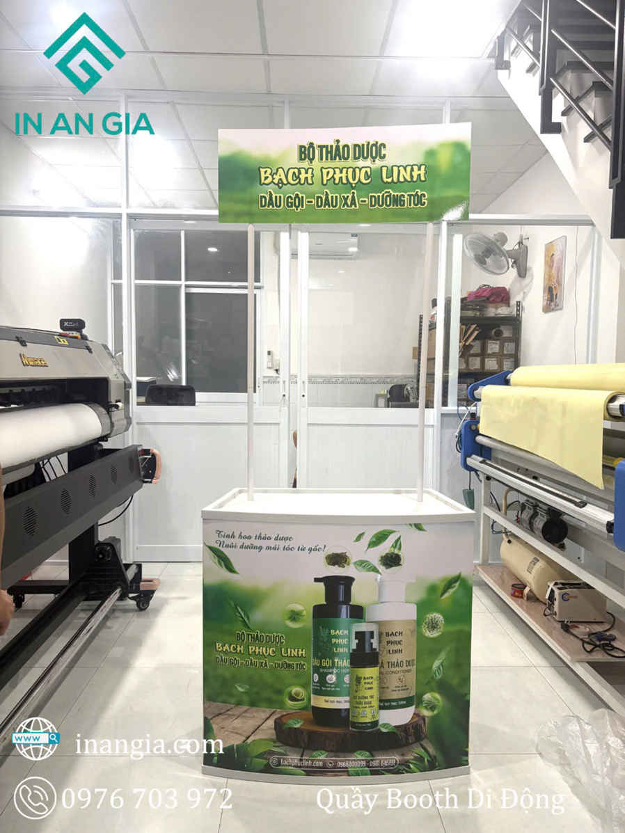 Quầy booth quảng cáo bộ thảo dược Bạch Phục Linh với dầu gội, dầu xả và dưỡng tóc trưng bày trong xưởng in