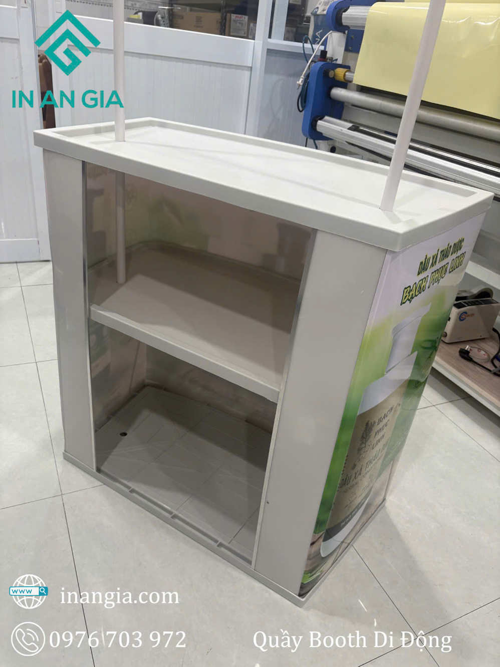 Quầy booth di động bằng nhựa màu trắng có kệ trưng bày, in ấn thương hiệu In An Gia