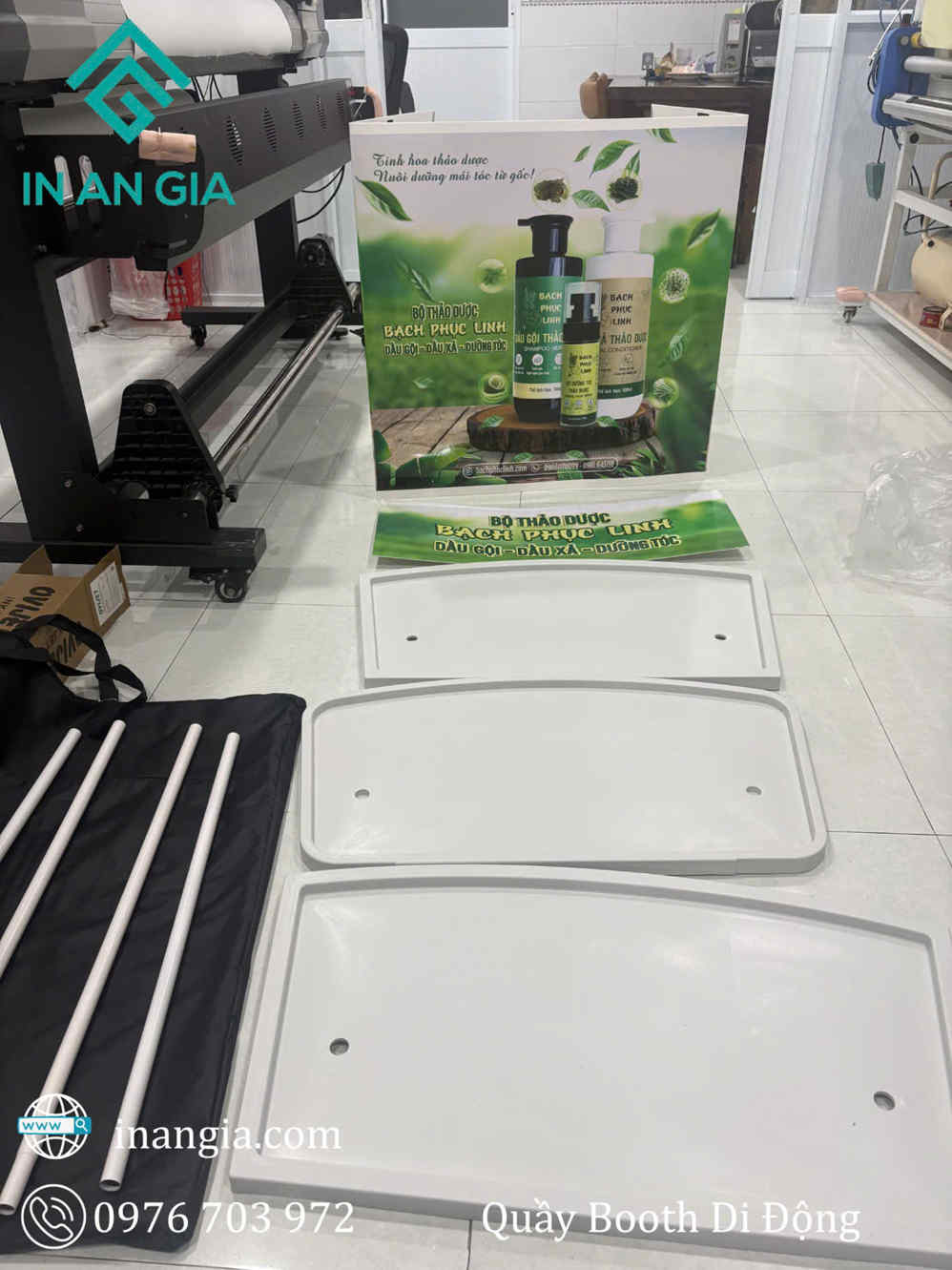 Quầy booth di động in quảng cáo bộ thảo dược Bạch Phục Linh kèm các tấm nhựa và khung lắp ráp