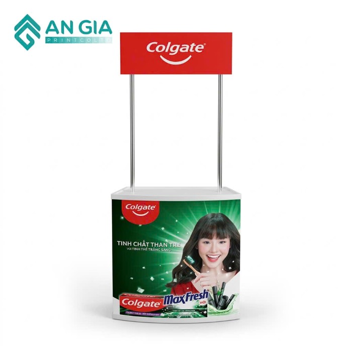 Quầy sampling Colgate MaxFresh với hình ảnh cô gái cười tươi và thiết kế màu xanh nổi bật