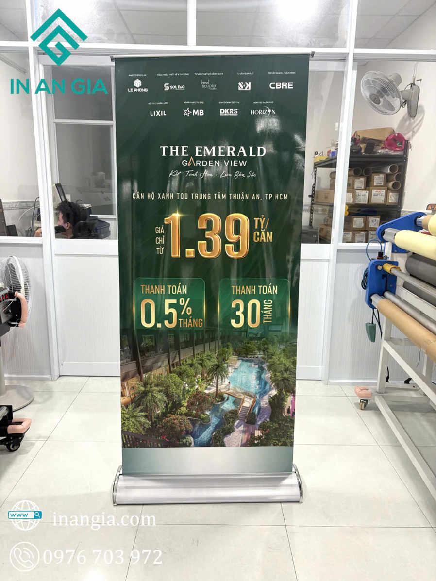 Standee quảng cáo dự án căn hộ The Emerald Garden View với giá bán và ưu đãi thanh toán nổi bật