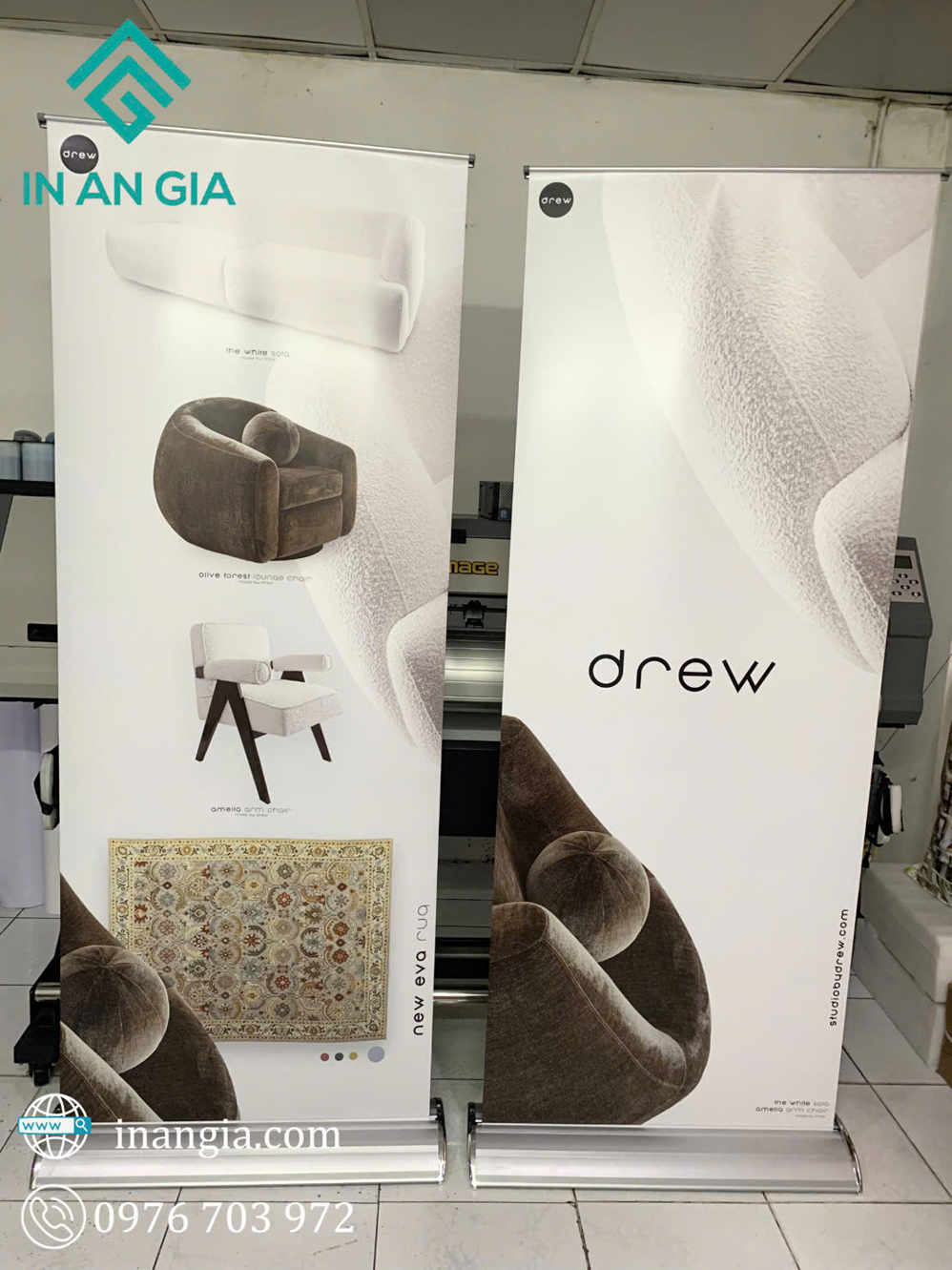 Standee quảng cáo nội thất Drew với hình ảnh ghế sofa, ghế bành và thảm trang trí cao cấp