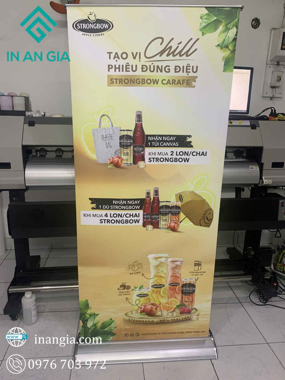 Standee quảng cáo nước táo lên men Strongbow với lon, chai và ly cocktail trái cây trưng bày nổi bật