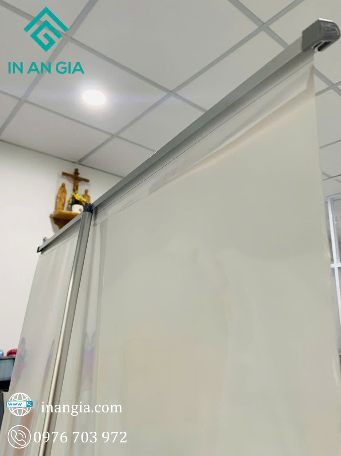 Rèm nhựa trong suốt treo trần khung nhôm của In An Gia trong không gian văn phòng