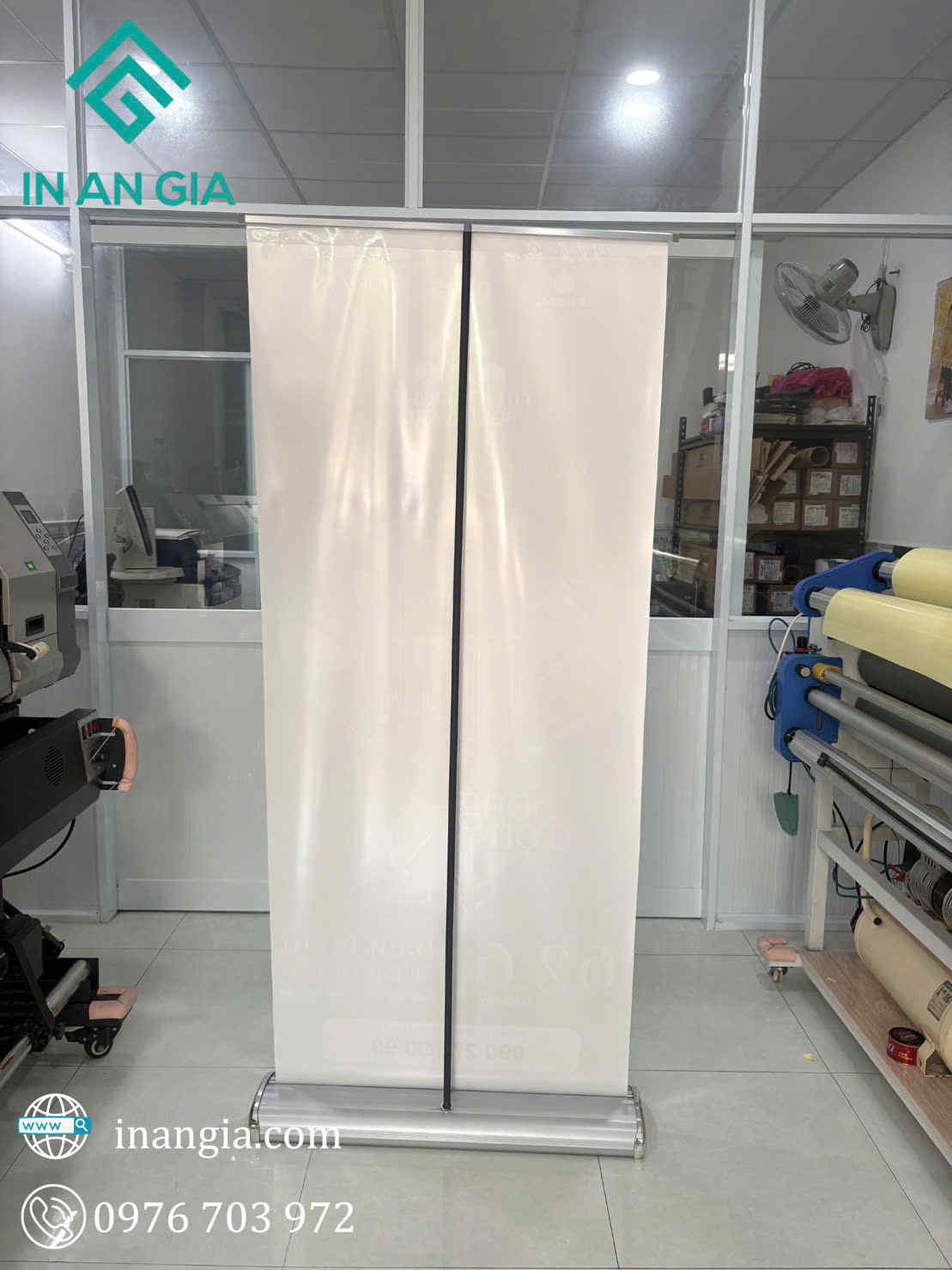 Standee cuốn hào hoa đặt trong xưởng in IN AN GIA