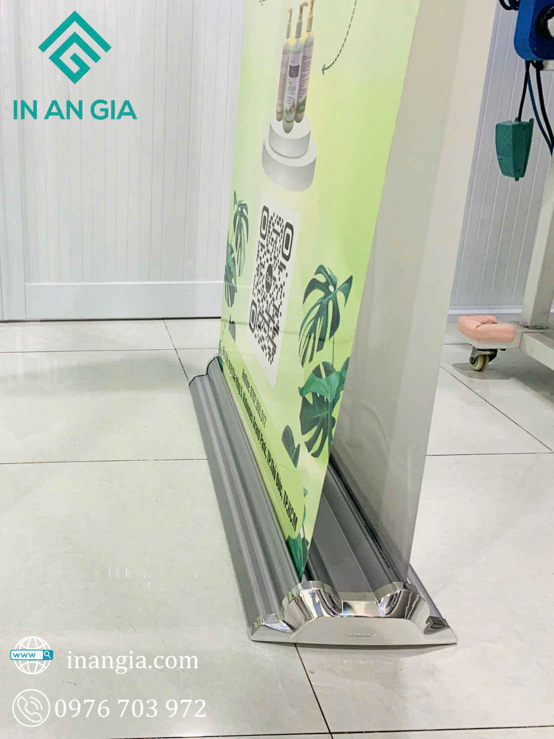 Standee cuốn nhôm in ấn quảng cáo mỹ phẩm màu xanh đặt trên sàn showroom