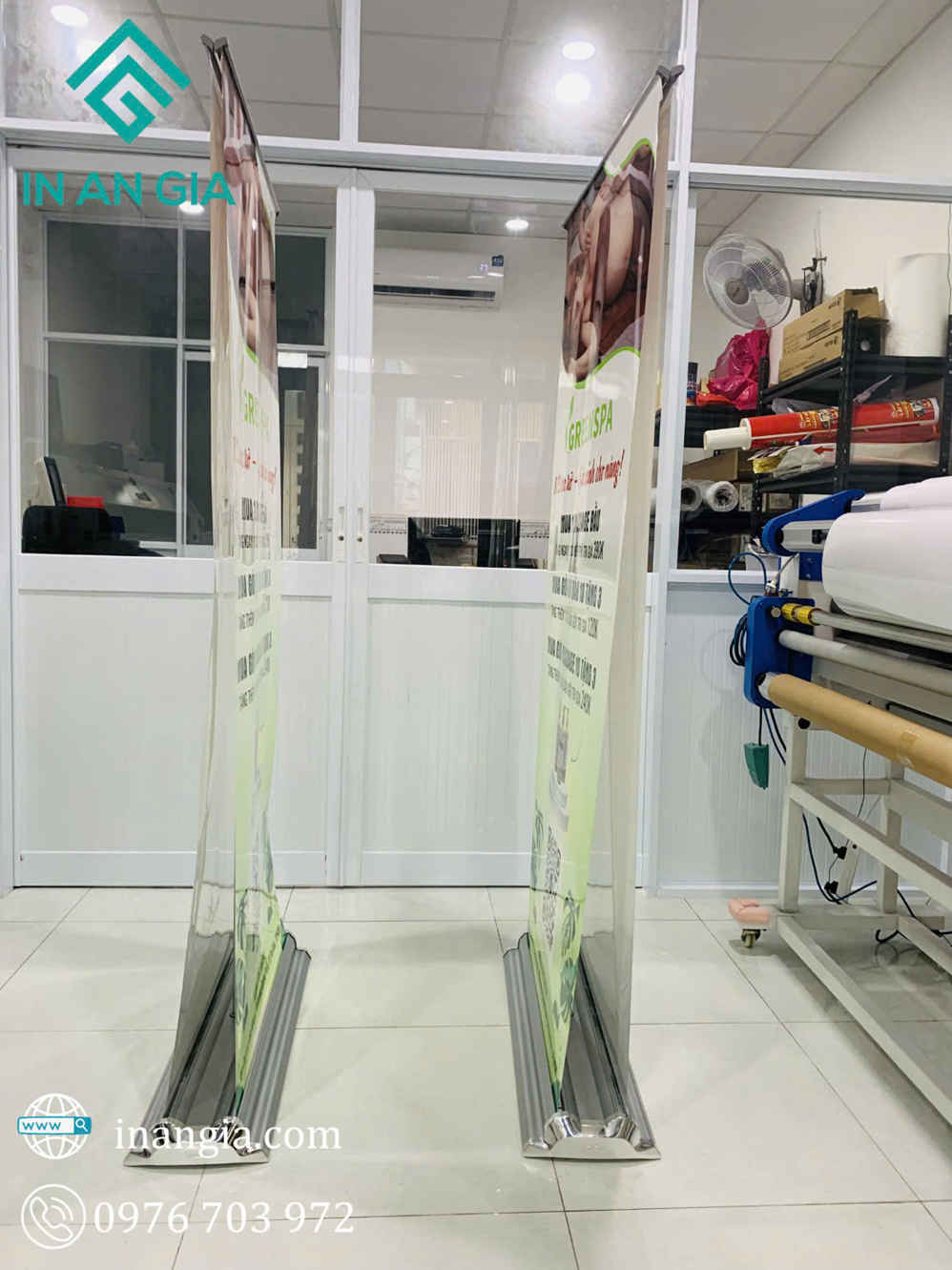 Standee cuốn hào hoa 2 mặt quảng cáo spa tại xưởng IN AN GIA