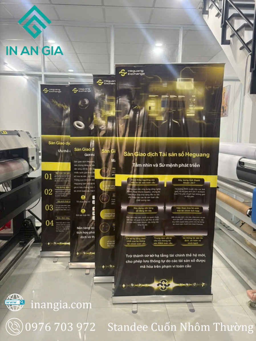 Standee cuốn nhôm in nội dung sàn giao dịch tài sản số Heguang tại xưởng in An Gia