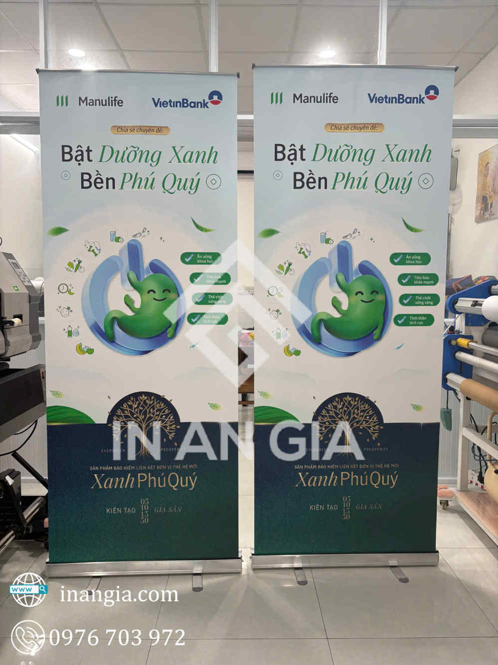 Standee quảng cáo sản phẩm bảo hiểm Xanh Phú Quý của Manulife và VietinBank tại Xưởng In An Gia
