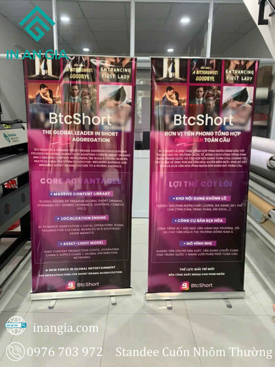 Standee cuốn nhôm in quảng cáo nền tím cho nền tảng phim ngắn BtcShort trưng bày trong nhà in