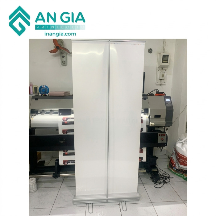 Standee cuốn nhôm trơn màu trắng đặt trong xưởng in ấn An Gia Printcold