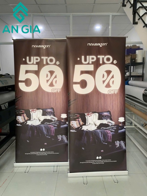Standee khuyến mãi thời trang giảm giá đến 50 phần trăm đặt trong xưởng in
