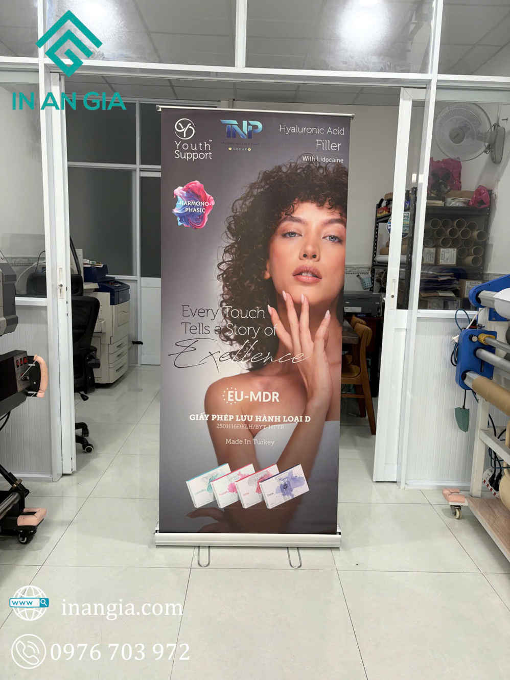 Standee quảng cáo filler axit hyaluronic Youth Support TNP với hình người mẫu và hộp sản phẩm trưng bày