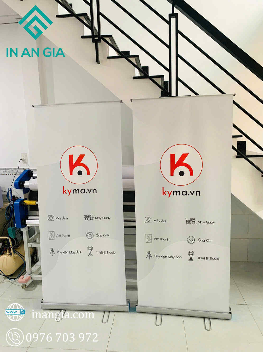 Standee quảng cáo kyma.vn in tại In An Gia, giới thiệu dịch vụ máy ảnh, máy quay, ống kính và thiết bị studio