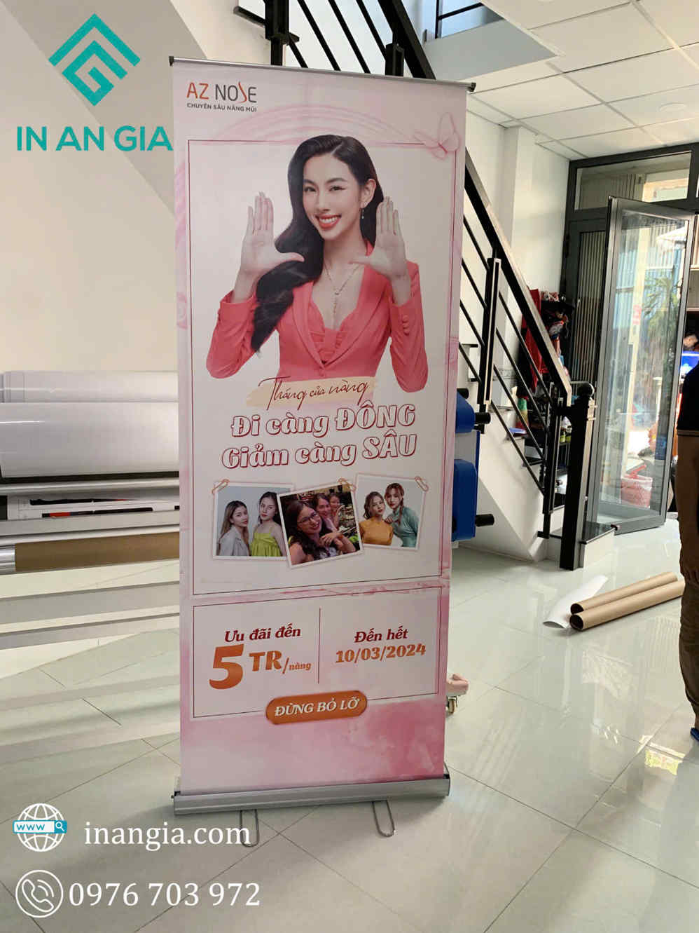 Standee quảng cáo AZ Nose nâng mũi, hình người mẫu mặc vest hồng và thông tin ưu đãi dịch vụ
