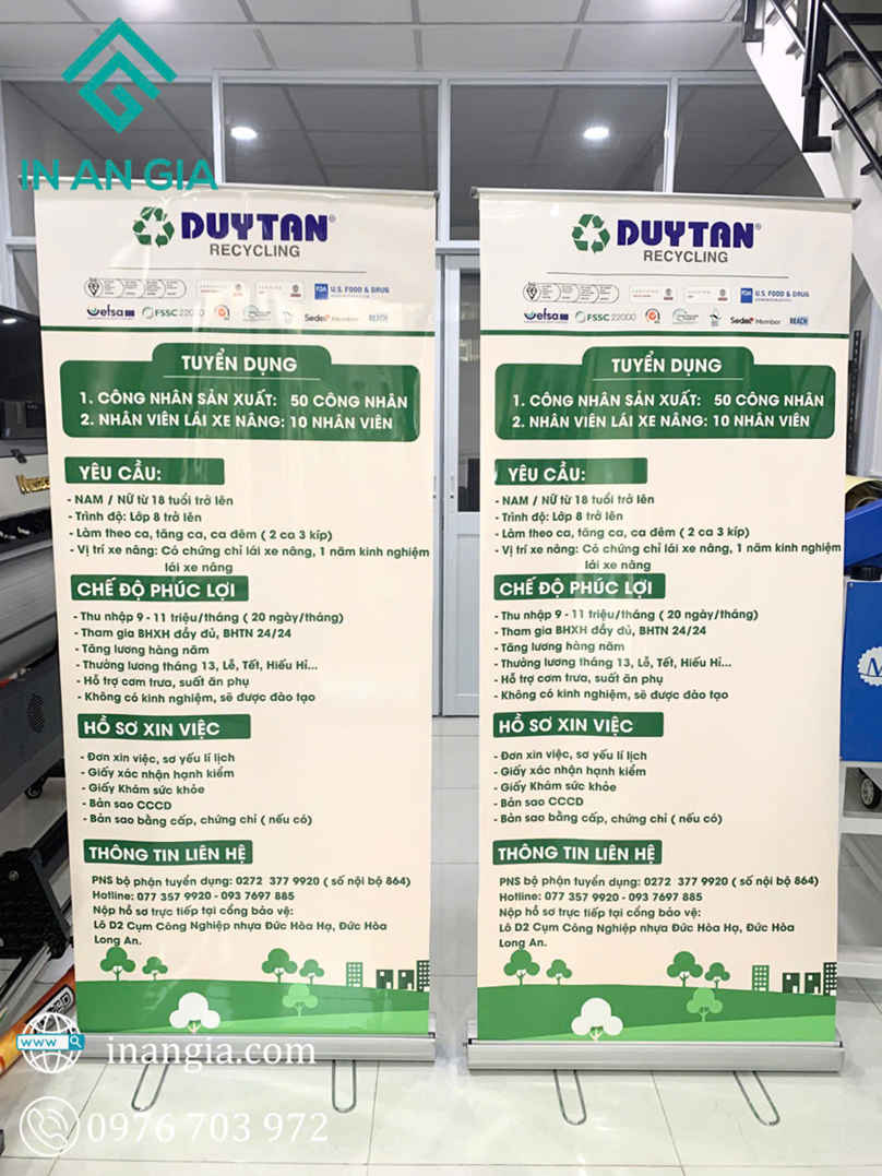 Standee tuyển dụng công ty Duy Tân Recycling in màu xanh trắng đặt trong phòng, nội dung tuyển công nhân sản xuất