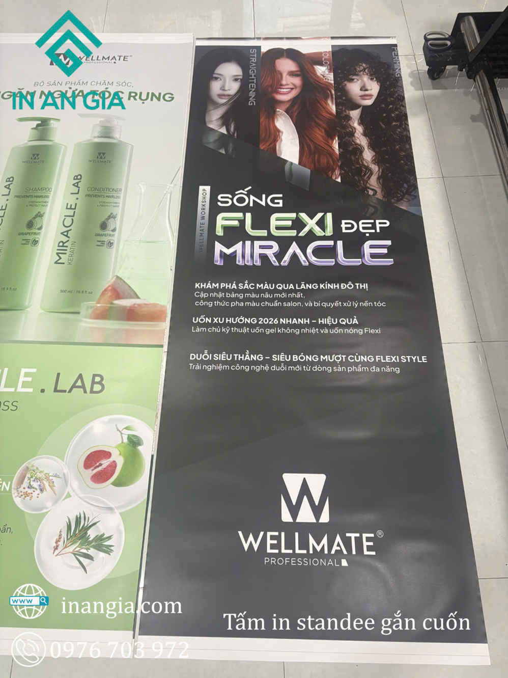 Tấm in standee quảng cáo sản phẩm chăm sóc tóc và dầu gội Wellmate Professional đặt trên sàn