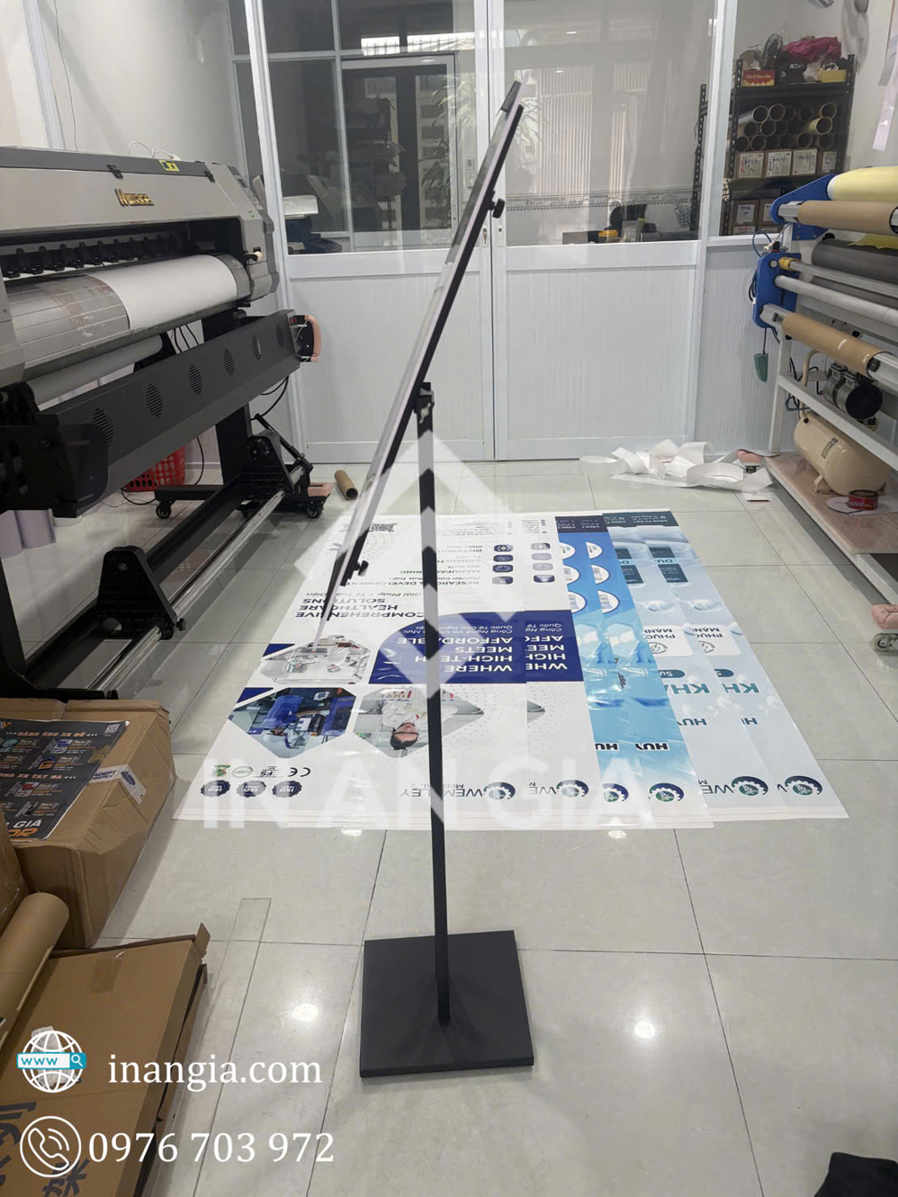 Giá treo standee khung sắt chữ nhật đặt trong xưởng in An Gia