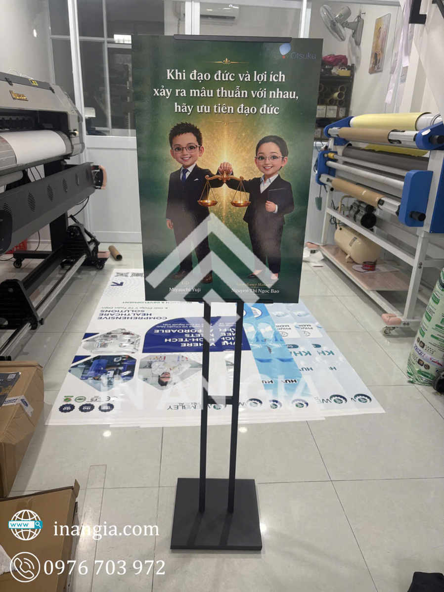 Standee chữ H dựng formex trọn gói tại xưởng in An Gia TPHCM