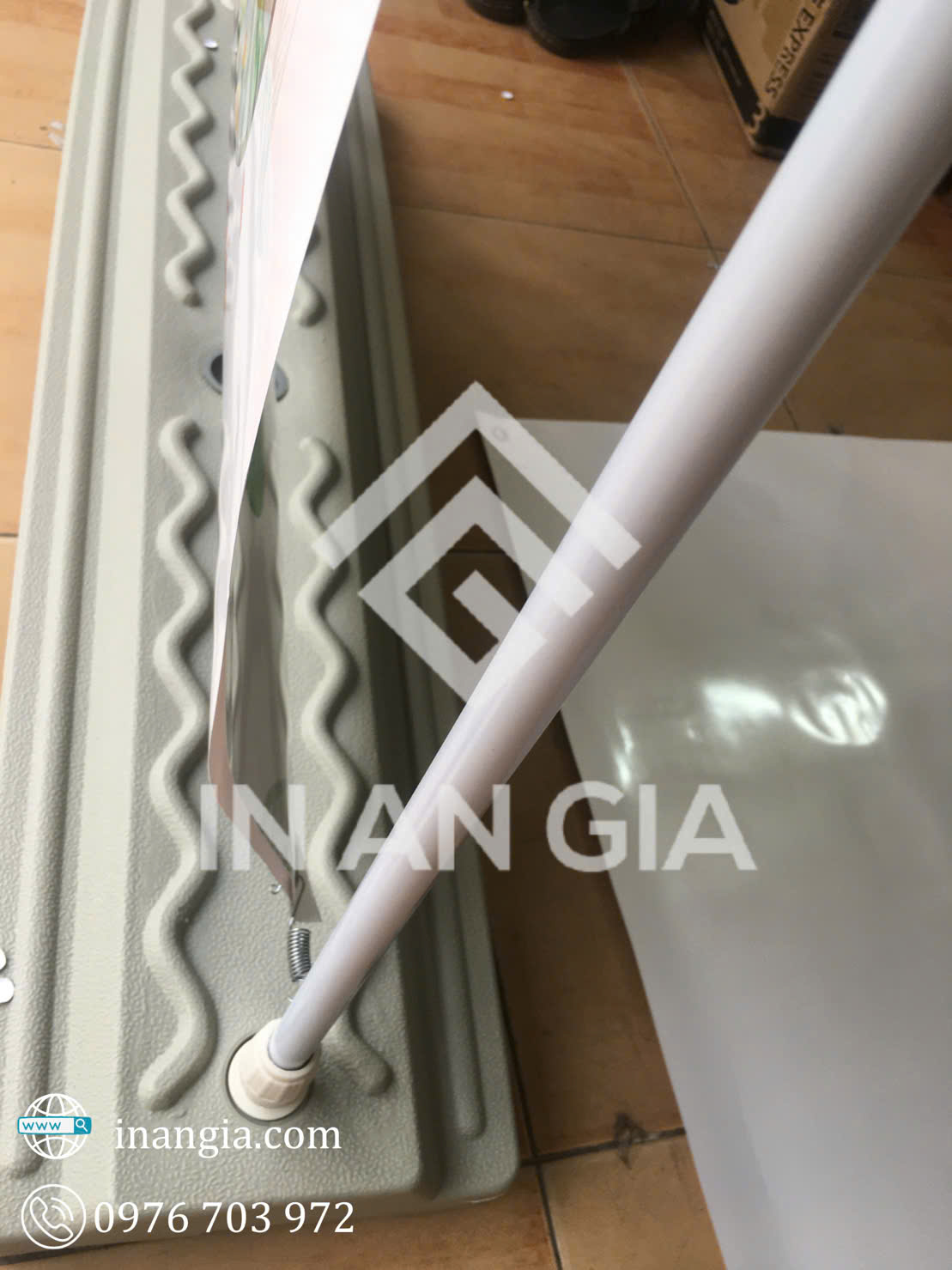 Standee kiểu cửa đế nhựa 60x160cm – Xưởng In An Gia