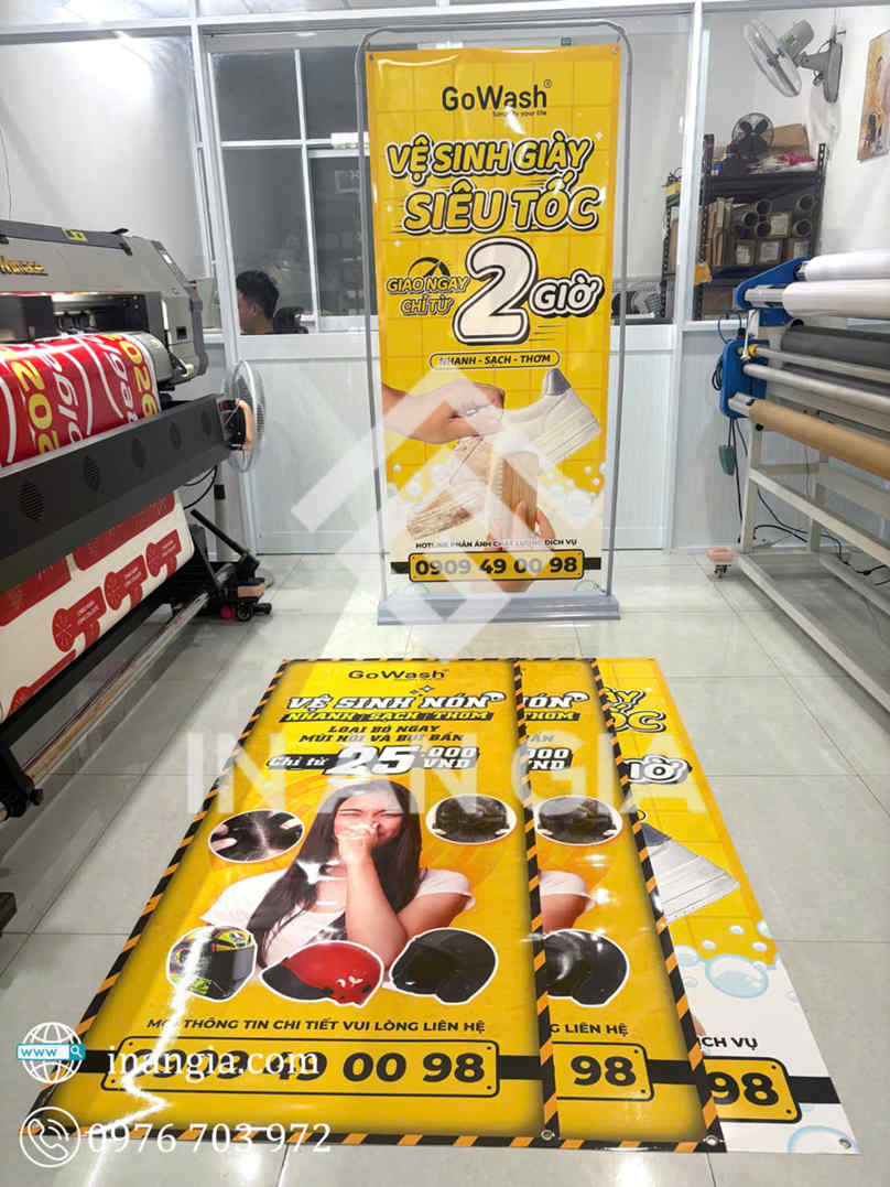 Standee quảng cáo dịch vụ vệ sinh giày siêu tốc GoWash trong xưởng In An Gia