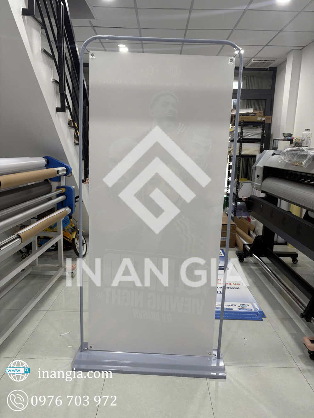 Giá treo banner đứng khung kim loại trưng bày tại xưởng in ấn IN AN GIA