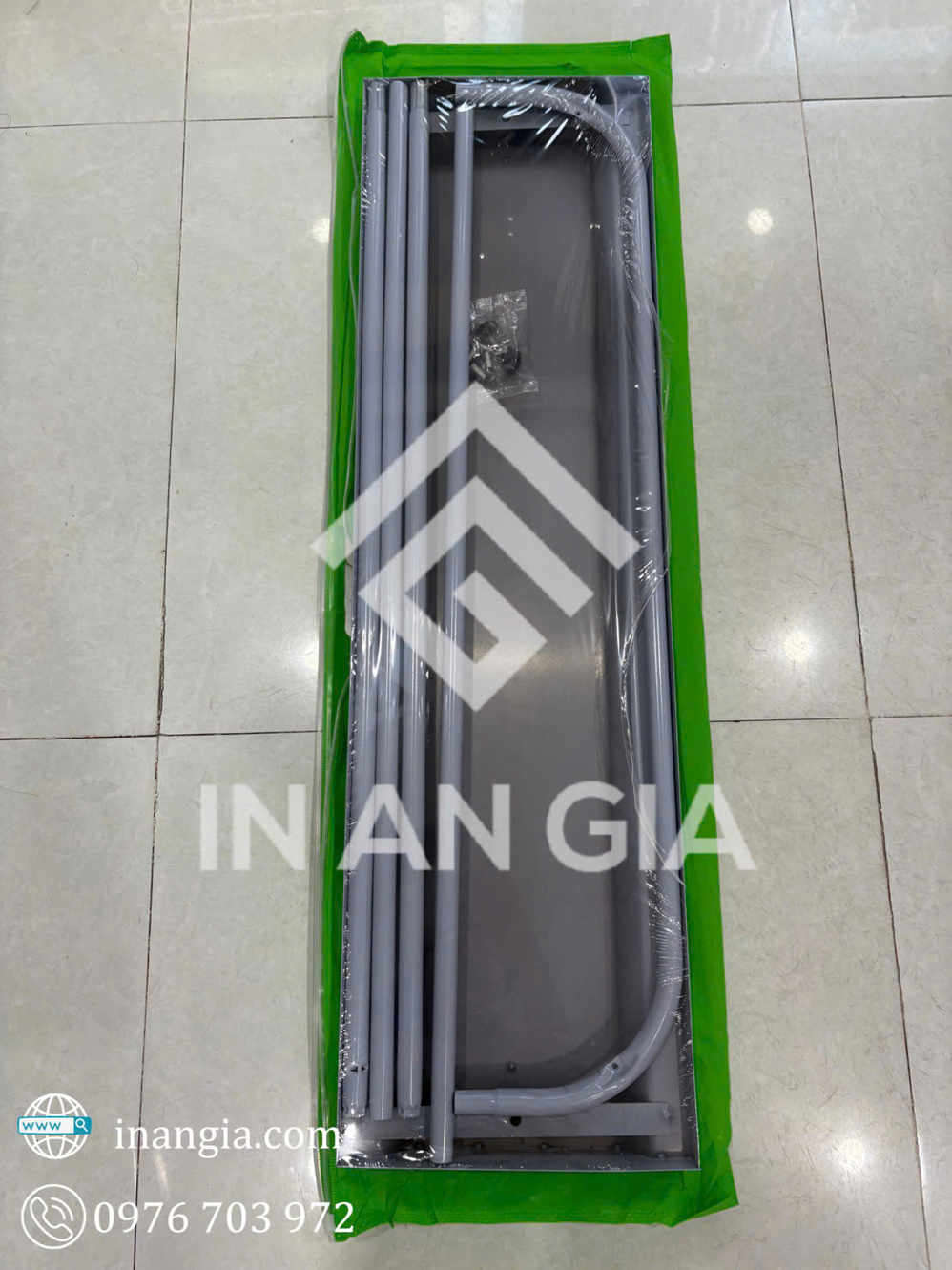 Khung kệ quảng cáo gấp gọn màu xám bọc nilon tại Xưởng In An Gia