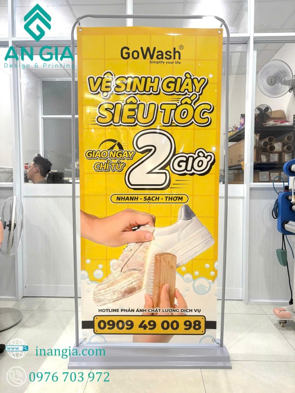 Standee quảng cáo dịch vụ vệ sinh giày GoWash siêu tốc giao trong 2 giờ với hình ảnh chà sạch giày thể thao trắng