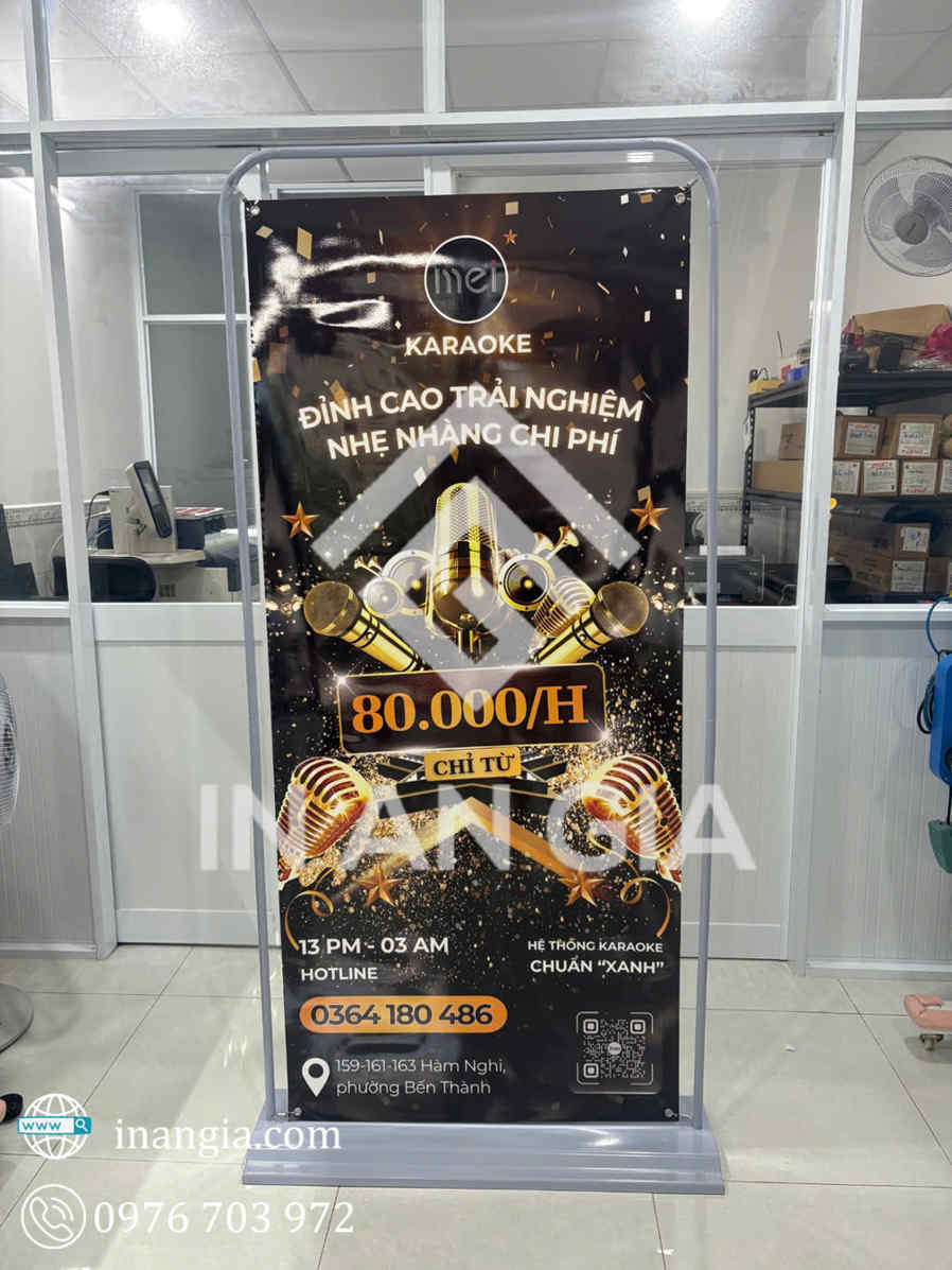 Standee quảng cáo karaoke Met giá 80.000 đồng một giờ với micro tại Xưởng In An Gia