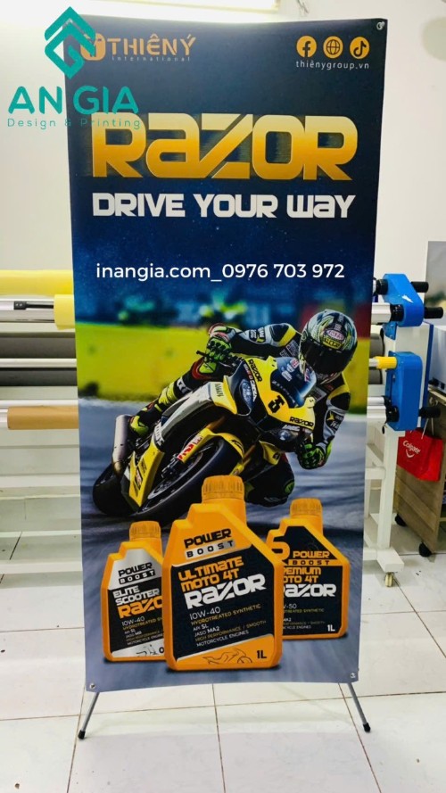 Standee quảng cáo dầu nhớt xe máy Razor Power Boost với hình ảnh tay đua mô tô tốc độ cao