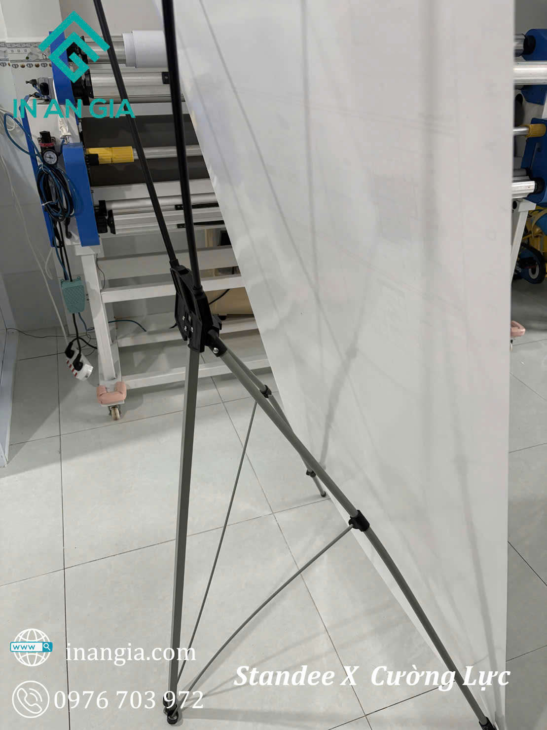 Standee X cường lực khung nhôm màu xám trưng bày trong xưởng in ấn IN AN GIA