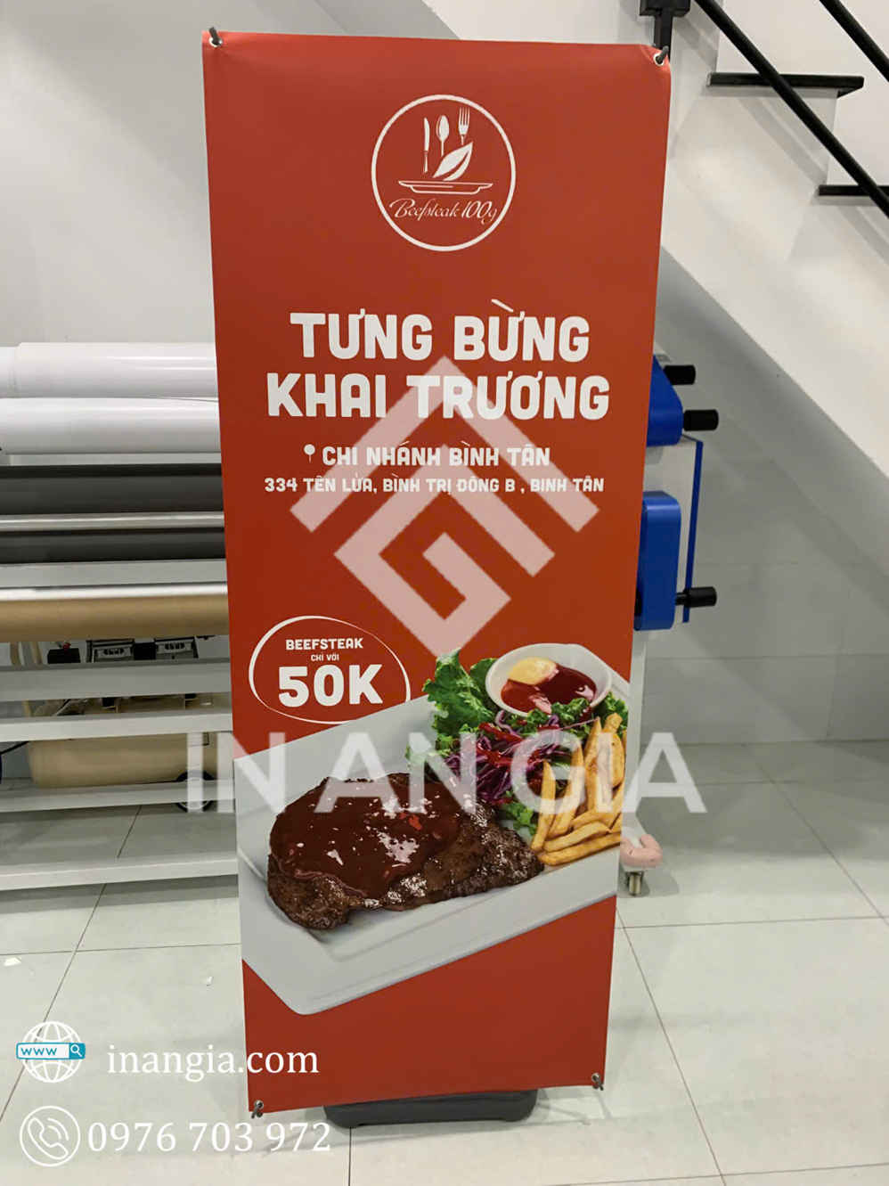 Standee quảng cáo beefsteak 50k với đĩa bò bít tết, khoai tây chiên và salad trên nền cam
