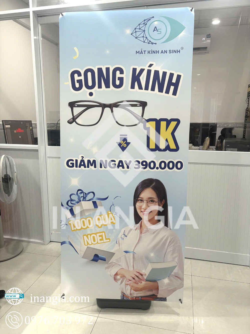 Standee quảng cáo gọng kính Mắt Kính An Sinh giảm giá tại Xưởng In An Gia