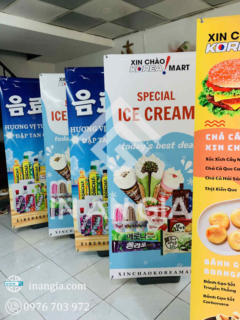 Standee quảng cáo kem và đồ ăn vặt Hàn Quốc tại cửa hàng Xin Chào Korea Mart tại Xưởng In An Gia