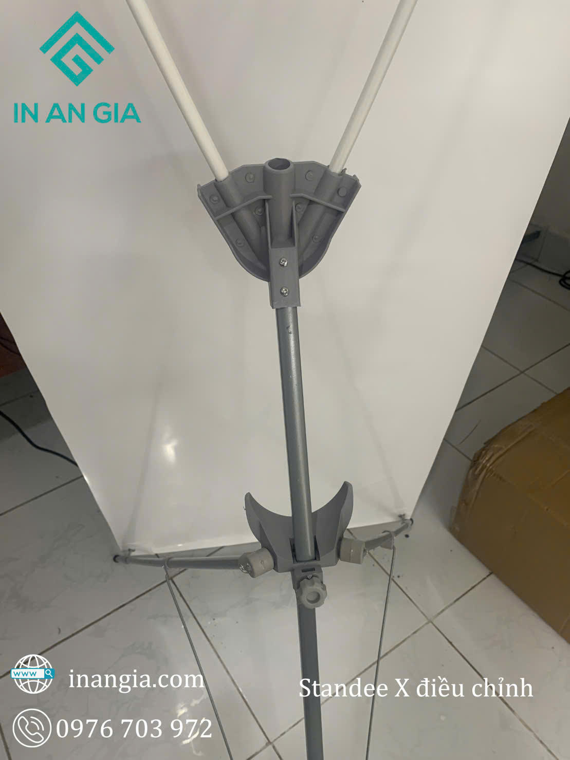 Chân standee X điều chỉnh màu xám của In An Gia
