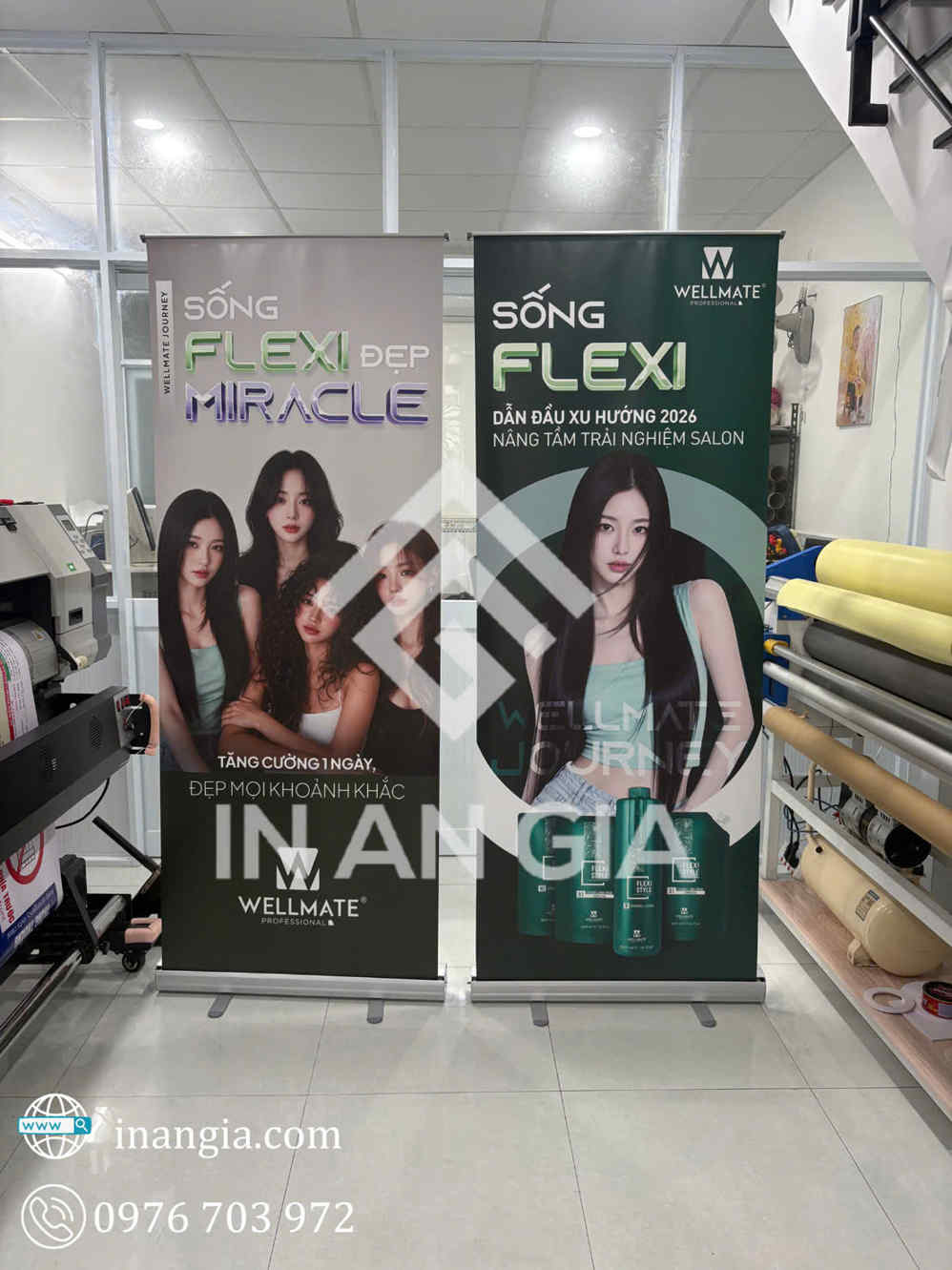 Khung standee cuốn nhôm cao cấp dùng cho sự kiện quảng cáo, dễ dàng di chuyển.