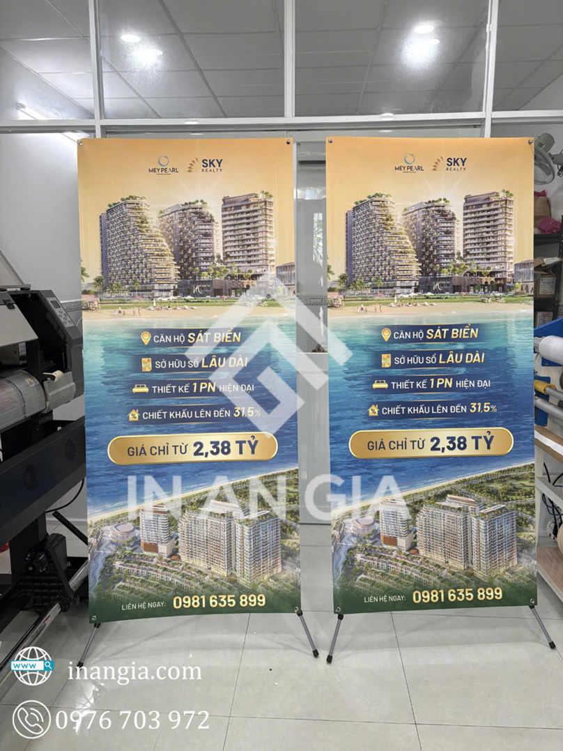 Khung standee chữ X sự kiện ngoài trời chắc chắn, bạt in sắc nét từ In An Gia.