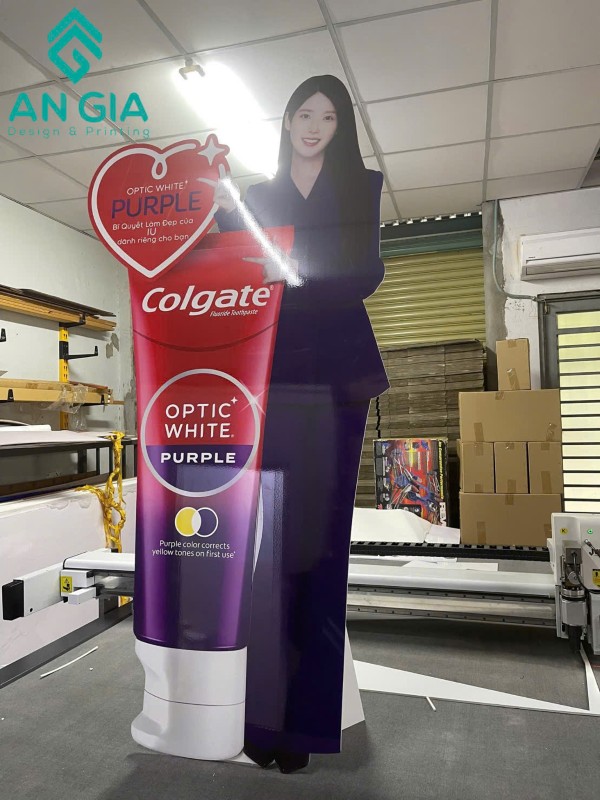 Standee mô ca sỹ IU quảng cáo kem đánh răng Colgate cắt CNC chuyên nghiệp tại TP.HCM
